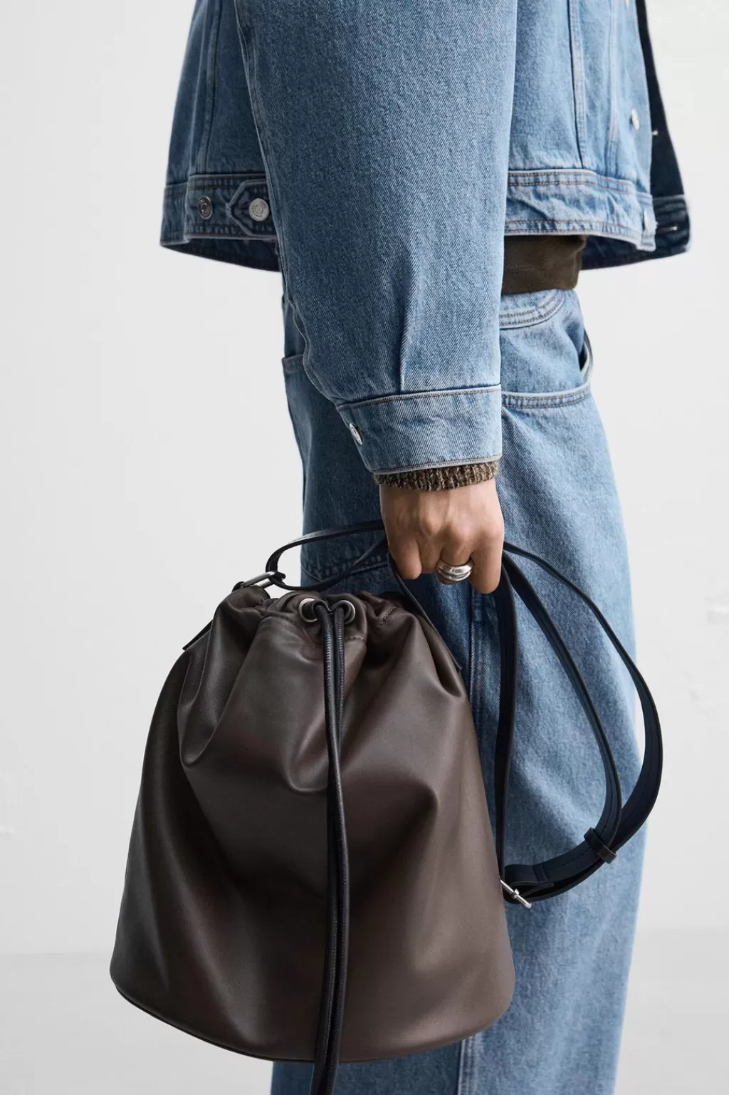 ZARA BOLSO BUCKET PIEL X NANUSHKA<Hombre Bolsos / Mochilas