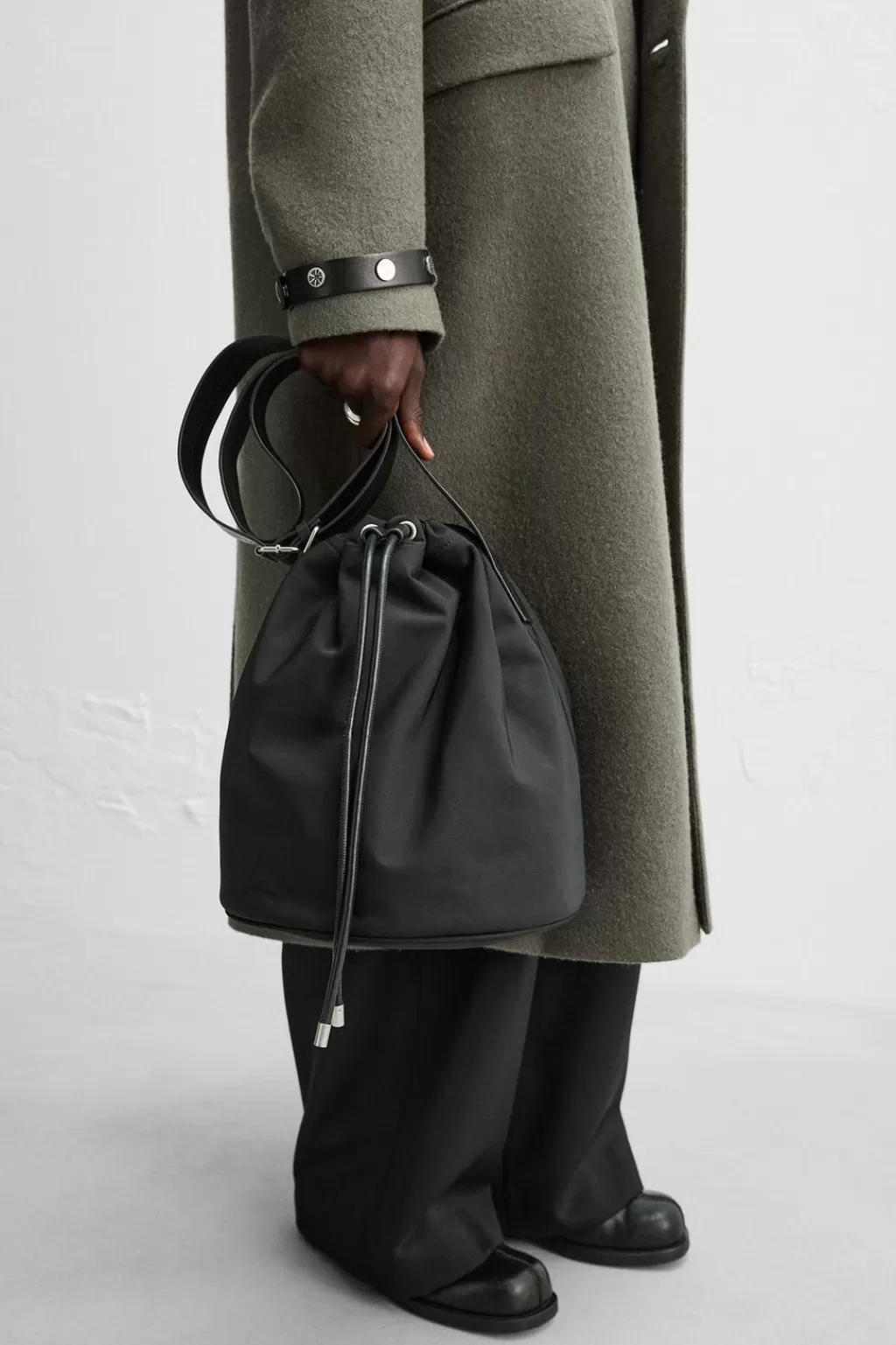 ZARA BOLSO BUCKET X NANUSHKA<Hombre Bolsos / Mochilas