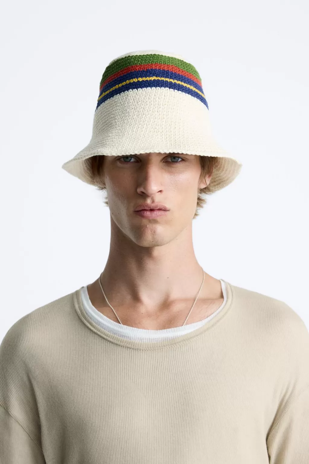 ZARA SOMBRERO CROCHET BANDAS<Hombre Accesorios