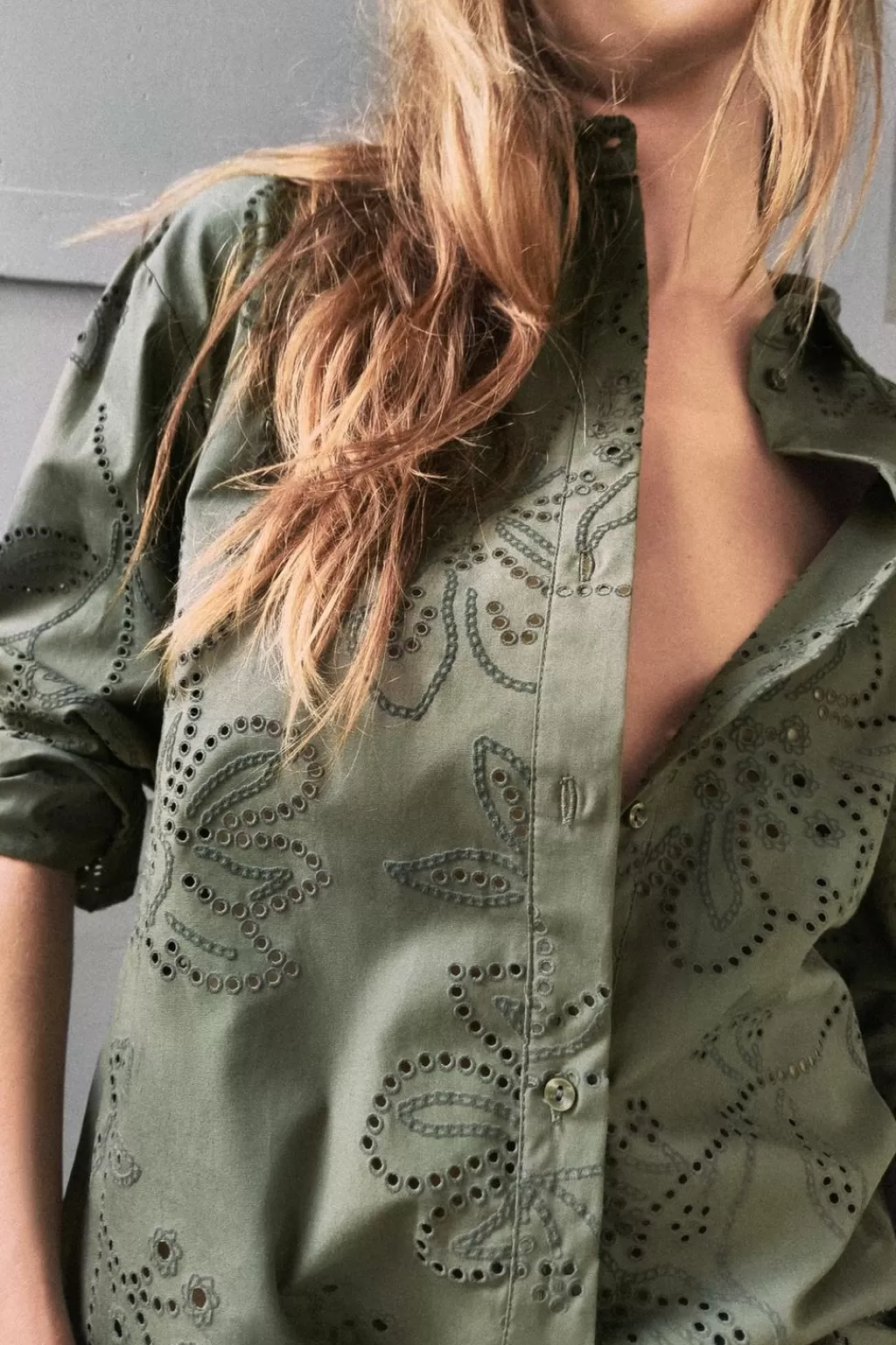 ZARA CAMISA BORDADOS ENGOMADOS<Mujer Camisas / Blusas