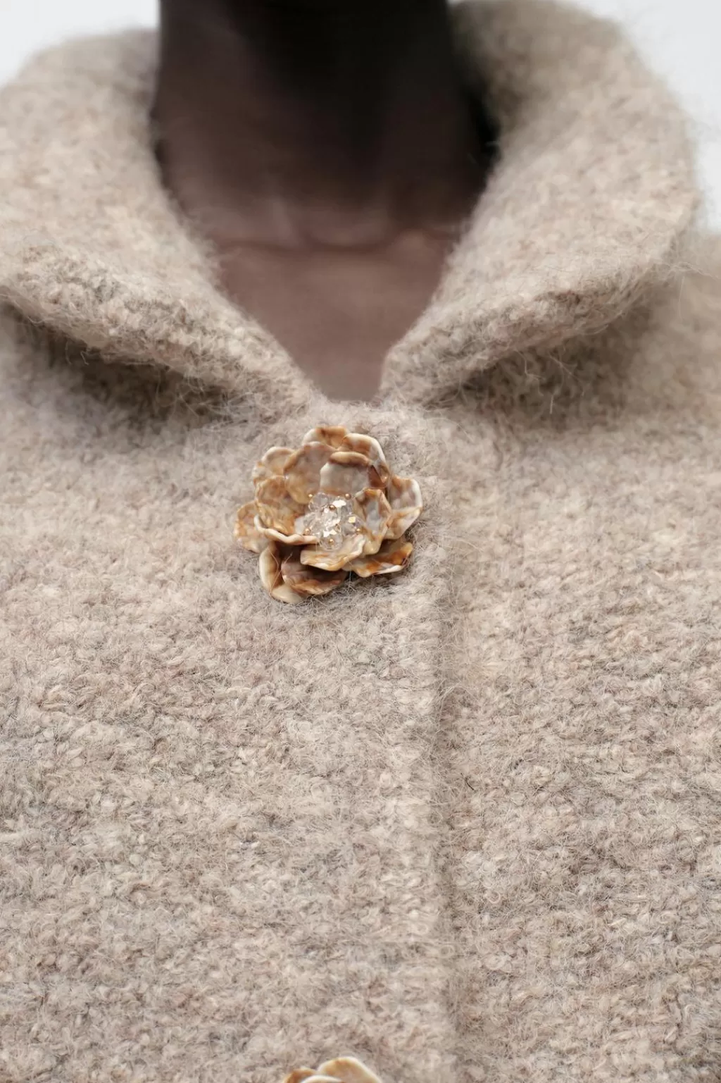 ZARA CHAQUETA PUNTO EFECTO PELO BOTÓN FLOR<Mujer Chaquetas / Cazadoras | Cárdigan / Jerséis