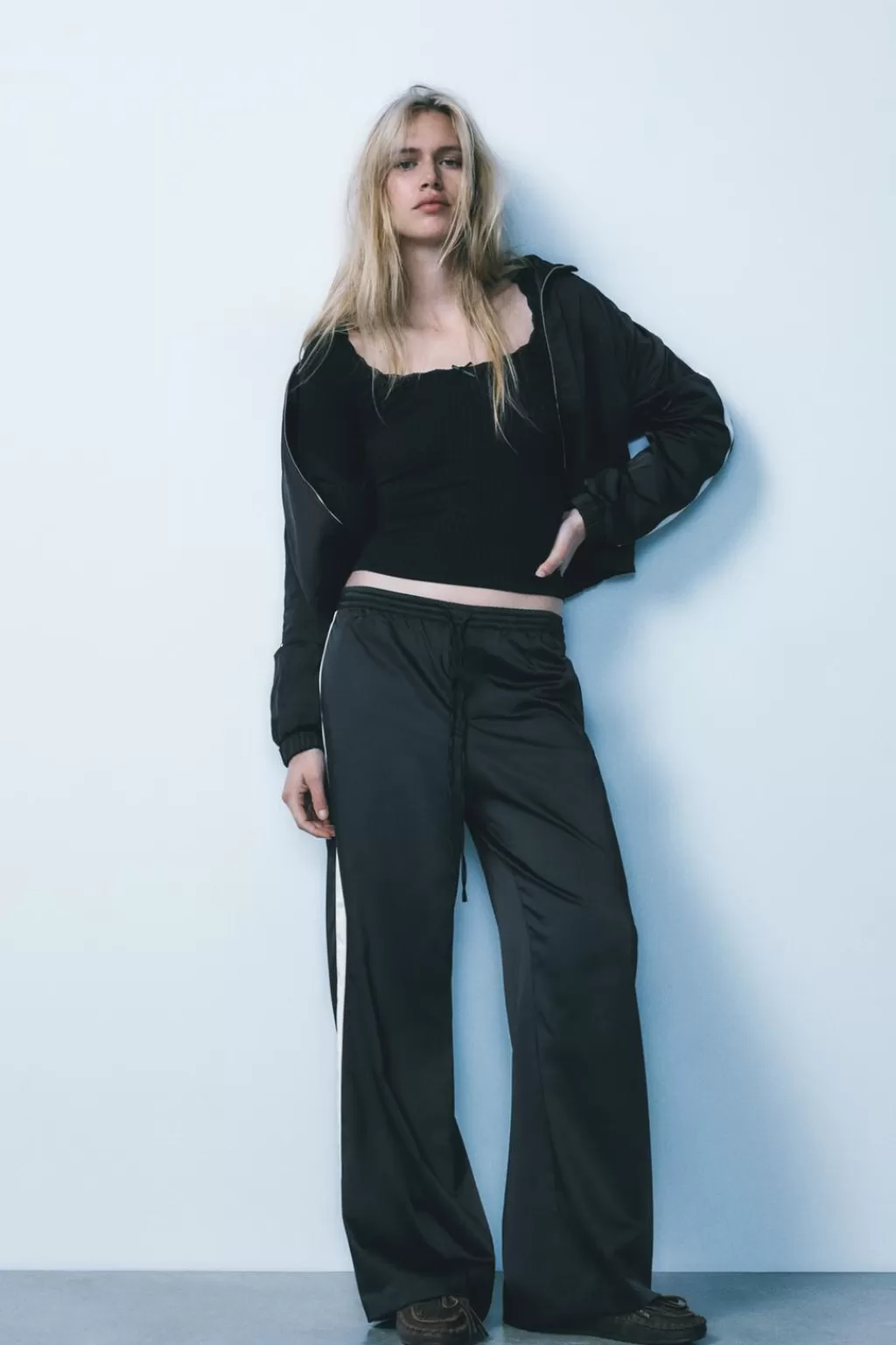 ZARA CHAQUETA SATINADA BANDA LATERAL<Mujer Chaquetas / Cazadoras