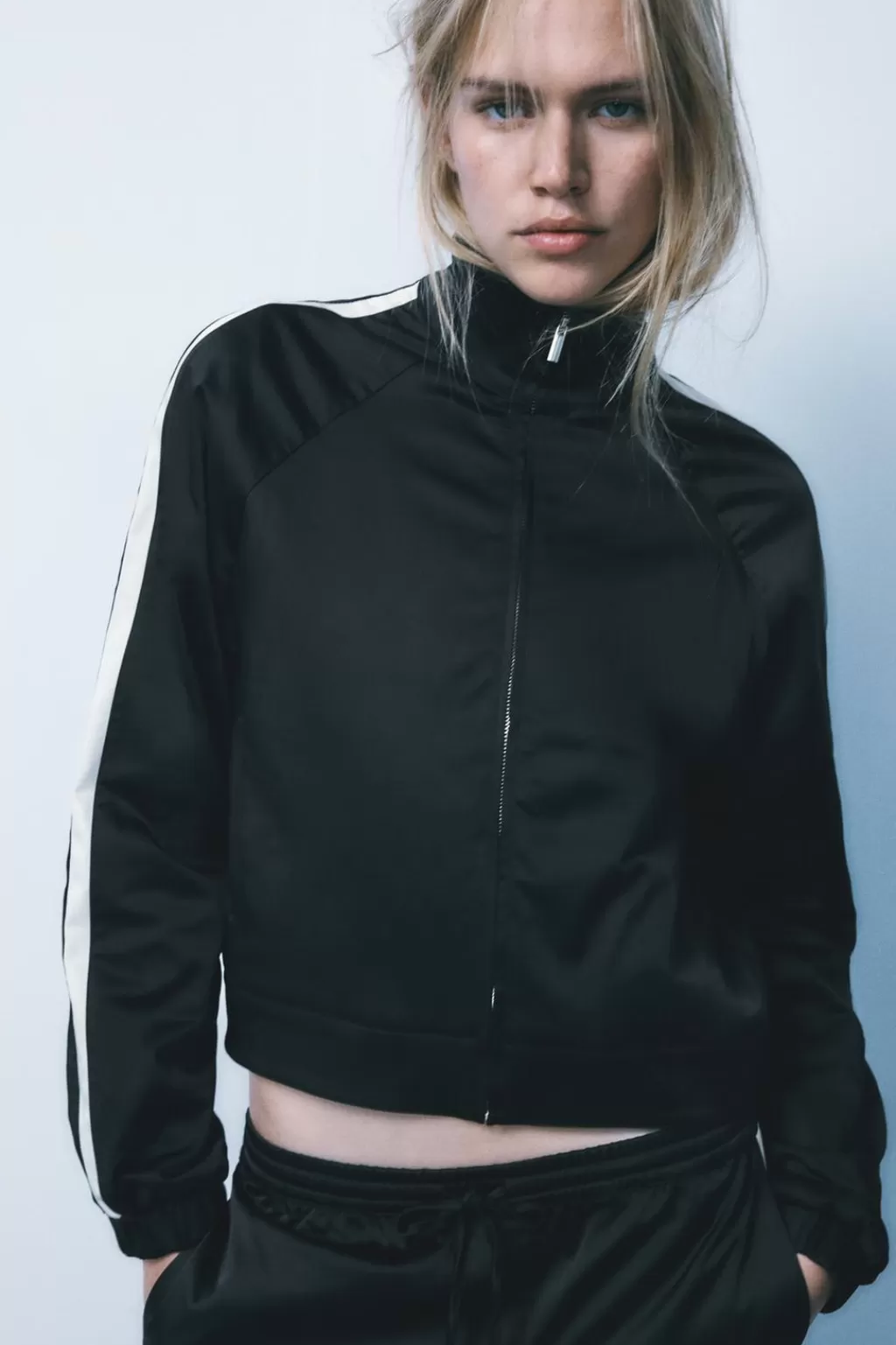 ZARA CHAQUETA SATINADA BANDA LATERAL<Mujer Chaquetas / Cazadoras