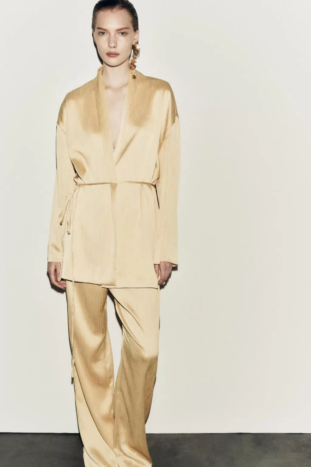 ZARA KIMONO PLISADO CINTURÓN<Mujer Chaquetas / Cazadoras