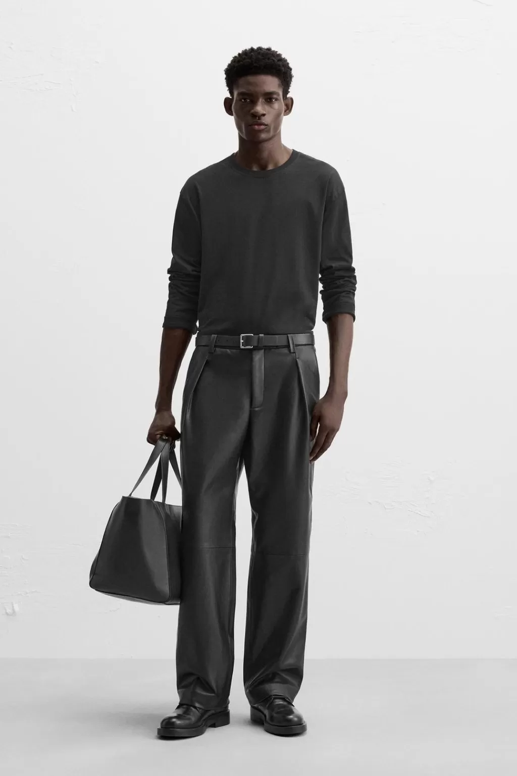 ZARA PANTALÓN EFECTO PIEL PLIEGUES<Hombre Pantalones