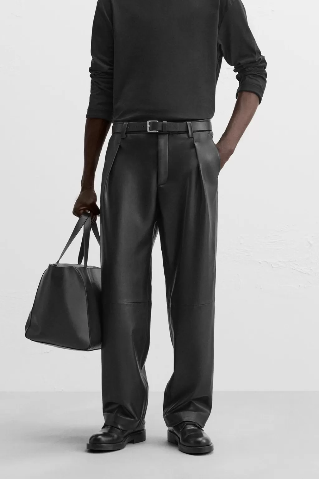 ZARA PANTALÓN EFECTO PIEL PLIEGUES<Hombre Pantalones