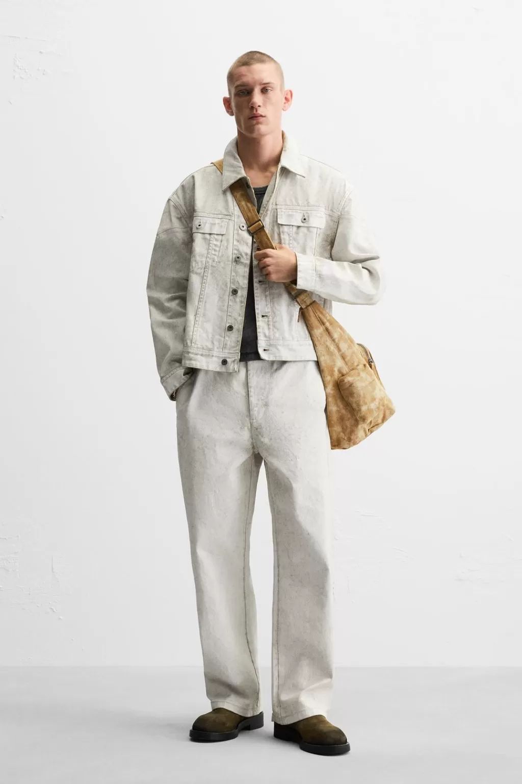 ZARA PANTALÓN ENCERADO COLOR LIMITED EDITION<Hombre Pantalones