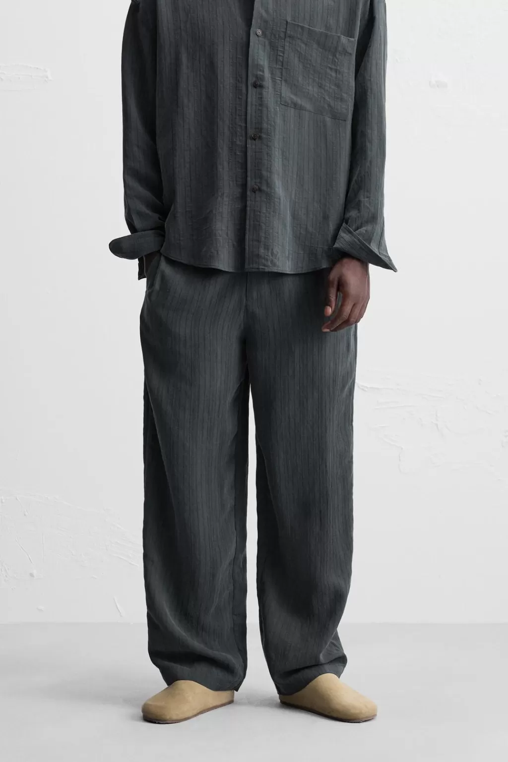 ZARA PANTALÓN FLUÍDO ESTRUCTURA<Hombre Pantalones