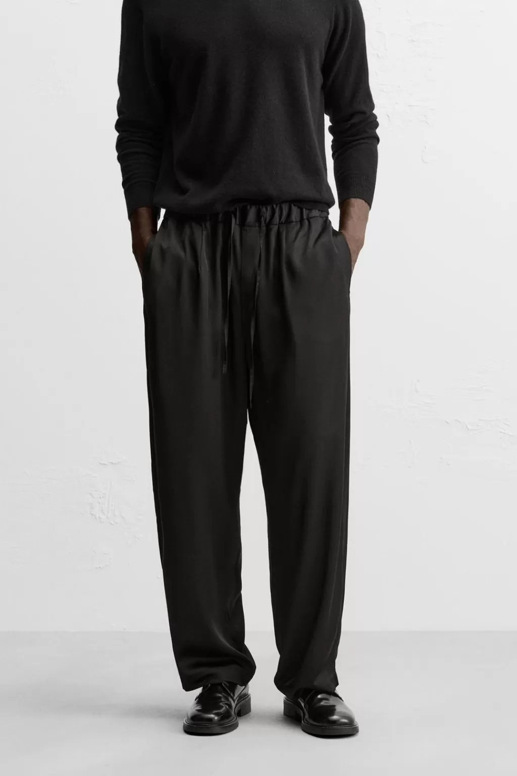 ZARA PANTALÓN RELAXED FIT SATINADO<Hombre Pantalones