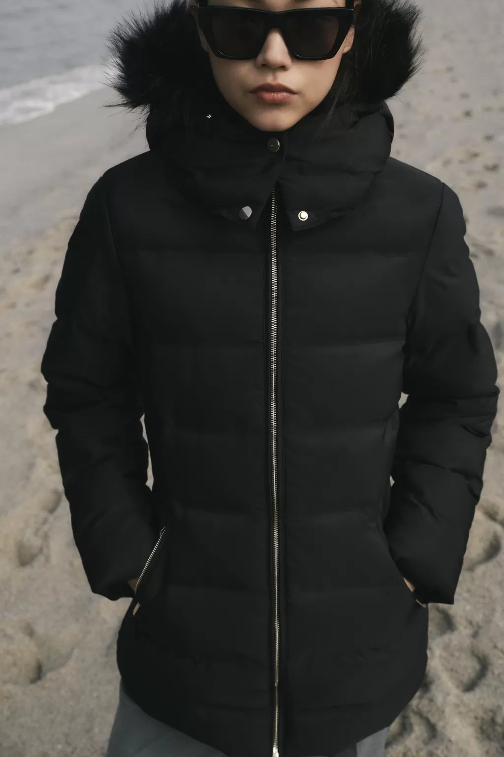 ZARA PLUMÍFERO SEMILARGO CAPUCHA WIND PROTECTION<Mujer Abrigos / Anoraks