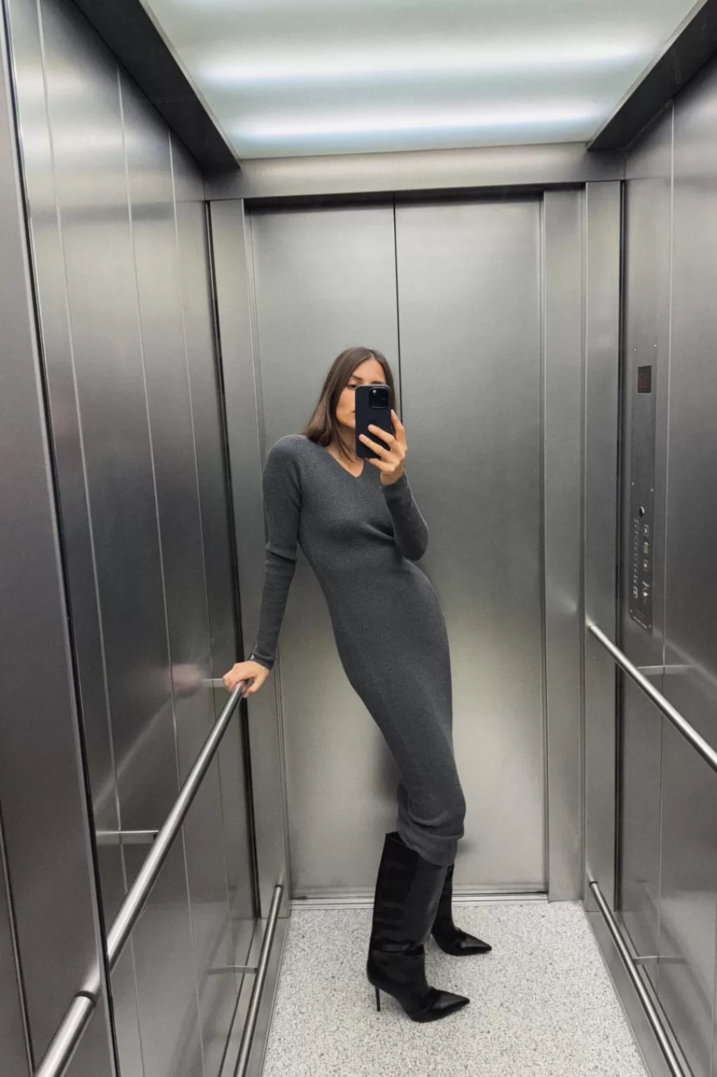 ZARA VESTIDO MIDI ESCOTE PICO<Mujer Vestidos | Cárdigan / Jerséis