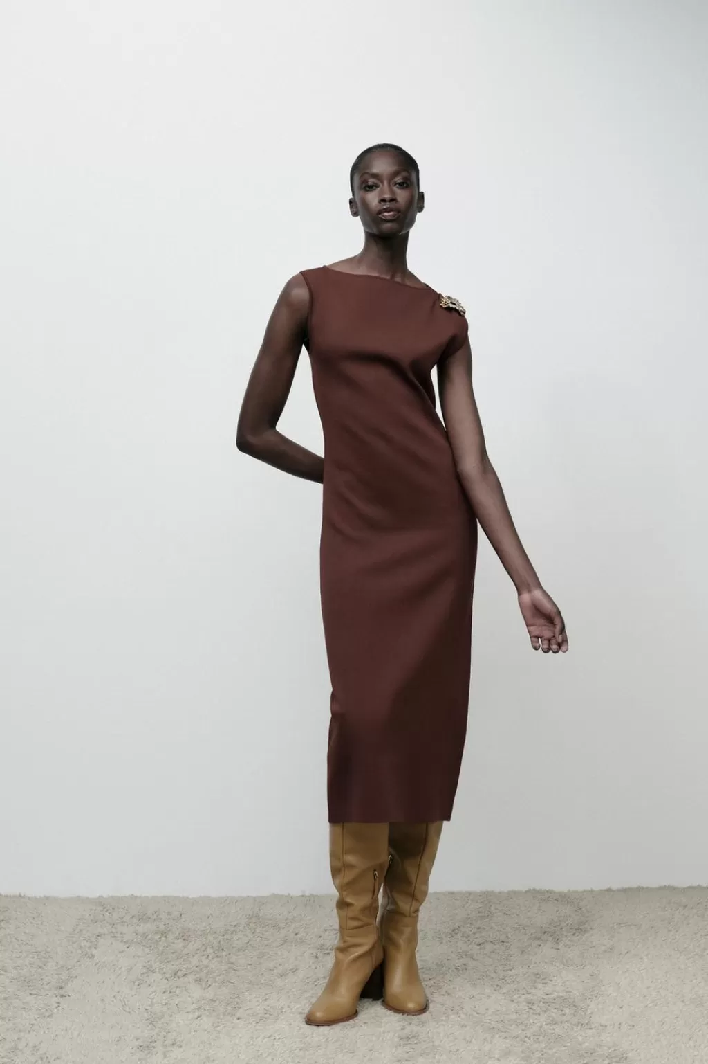 ZARA VESTIDO MIDI PUNTO APLIQUE DORADO<Mujer Vestidos | Cárdigan / Jerséis
