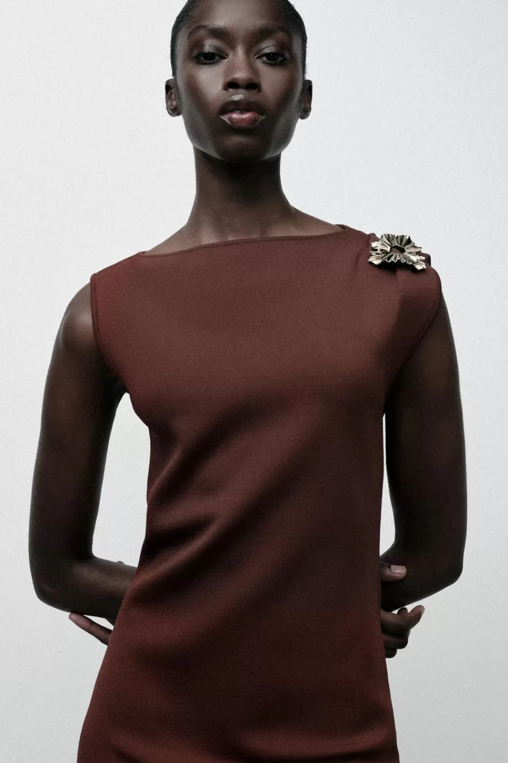 ZARA VESTIDO MIDI PUNTO APLIQUE DORADO<Mujer Vestidos | Cárdigan / Jerséis